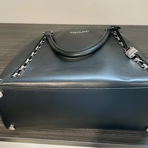 Black leather Michael Kors handbag - Picture 5 of 8